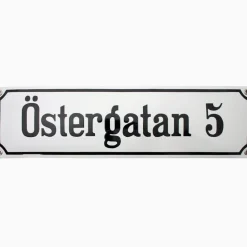 Emaljskylt gatunamn vit/svart